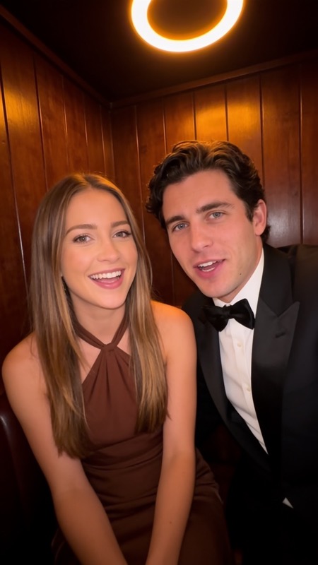 Pareja en la cabina de confesiones