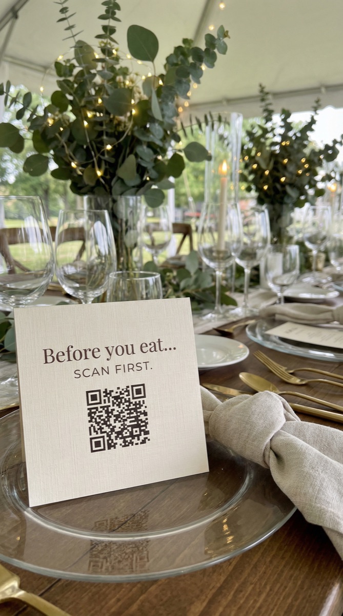 Tarjeta con código QR sobre la mesa del banquete para subir fotos al álbum de boda