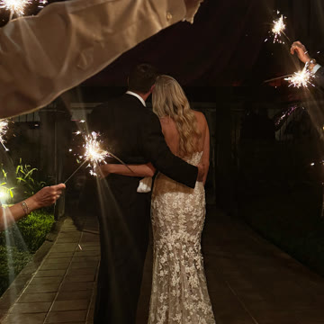 Novios despedidos con bengalas, foto de una reseña real
