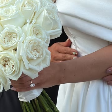 Novia con su ramo de rosas blancas, foto de una reseña real