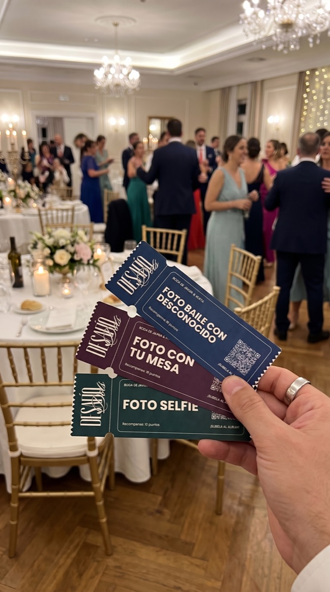 Invitado mostrando las tarjetas de retos fotográficos de la misión secreta en una boda