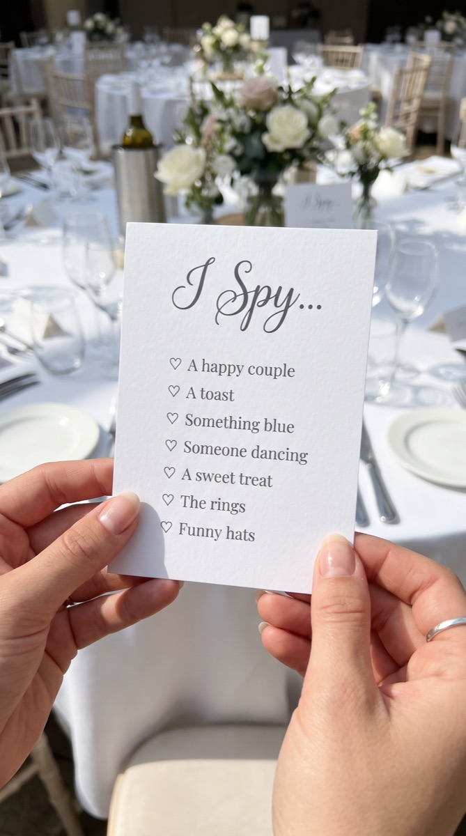 Invitada sosteniendo una tarjeta con retos para cazar momentos de la boda